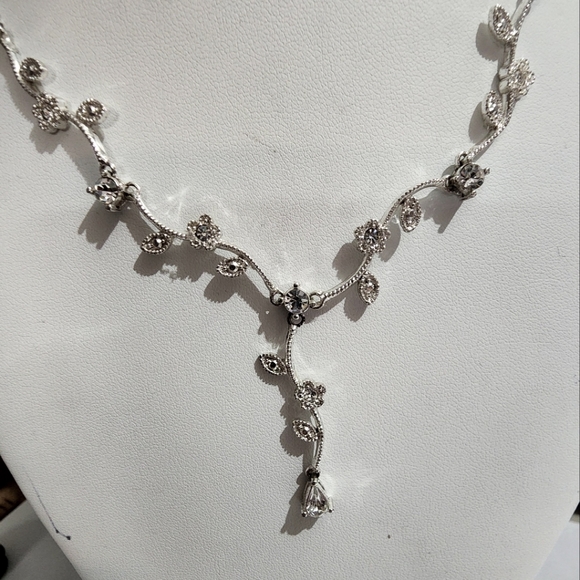 Vintage Avon Lariat Necklace - Picture 7 of 7